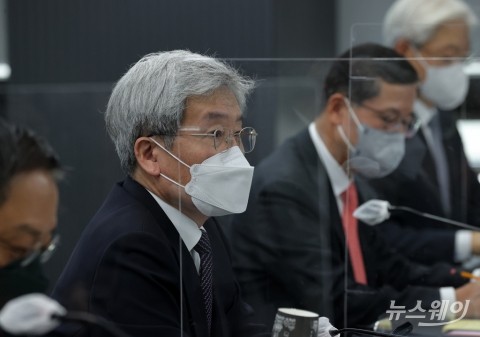 전운 감도는 카드업계···수수료 개편안 연기에 ‘촉각’