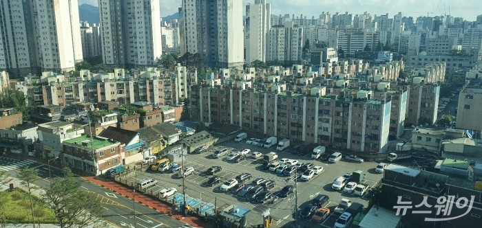 신길10구역 재건축 사업(남서울아파트)은 기존 5층 높이 13개동 518가구 단지를 아파트 800여 세대로 정비하는 사업으로 공사비는 2000억원 규모다. 1974년 입주를 시작해 올해로 딱 48세가 된 남서울아파트는 서울에서 안전진단 E등급을 받고도 아직 철거되지 않은 유일한 주택인 것으로 알려지기도 했다. 사진 = 김소윤 기자