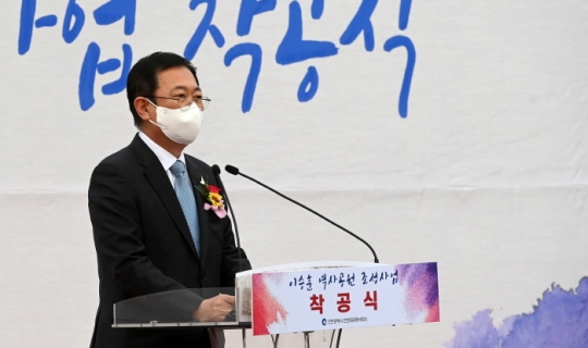 17일 박남춘 인천시장이 장수동에서 열린 이승훈역사공원 조성사업 착공식에서 축사를 하고 있다.