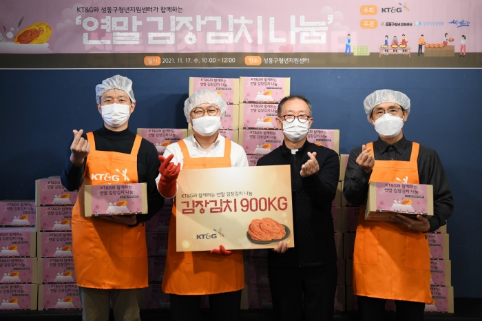 이상학 KT&G 지속경영본부장(왼쪽 두 번째)과 남강우 성동구청 복지국장(오른쪽 첫 번째), 나승구 성동평화의집 대표(오른쪽 두 번째)가 기념사진 촬영을 하고 있는 모습. 사진=KT&G 제공