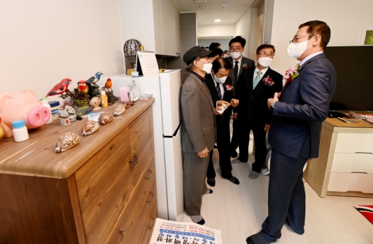 박남춘 인천시장이 18일 중구 인현2 우리집 입주식을 마친 뒤 입주가정을 둘러보고 있다.