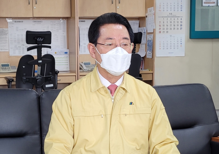 김영록 지사가 18일 도청 기자실에서 언론사 간담회를 열고, 상대적으로 소외받은 소상공인을 위로하기 위한 지원금의 배경을 설명하고 있다.