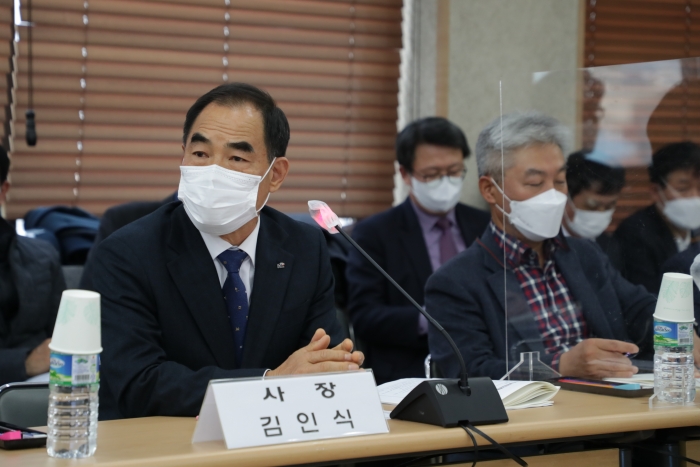 18일 농어민단체장초청간담회에서 김인식사장이 발언을 하고있다