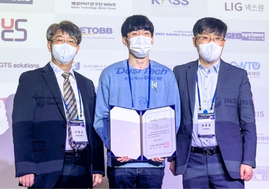 (왼쪽부터) 이형근 한국항공대 교수, 송영진 인하대 전기컴퓨터공학과 학생, 원종훈 인하대 교수