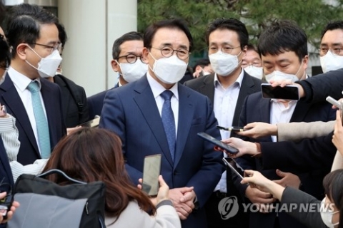 ‘채용비리 의혹’ 조용병 신한금융 회장, 원심 깨고 항소심서 ‘무죄’