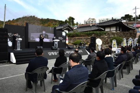 이재명·윤석열, YS 6주기 추모식 한자리에