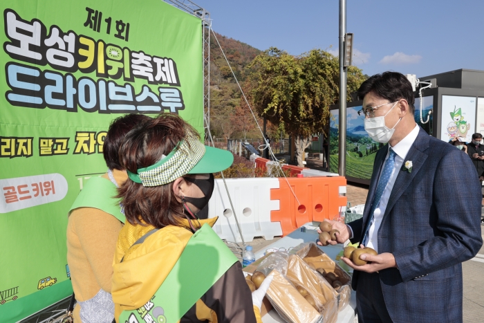 김철우 보성군수가 19일 보성키위축제 드라이브스루 판매장을 찾아 축제에 참여한 농업인을 격려하고 있다.