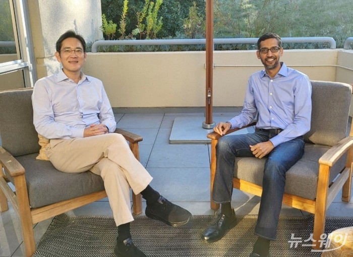 지난 22일(현지시각) 미국 캘리포니아주 마운틴뷰 구글 본사에서 만난 이재용 삼성전자 부회장(왼쪽)과 순다르 피차이 구글 CEO(오른쪽)의 모습. 사진=삼성전자 제공