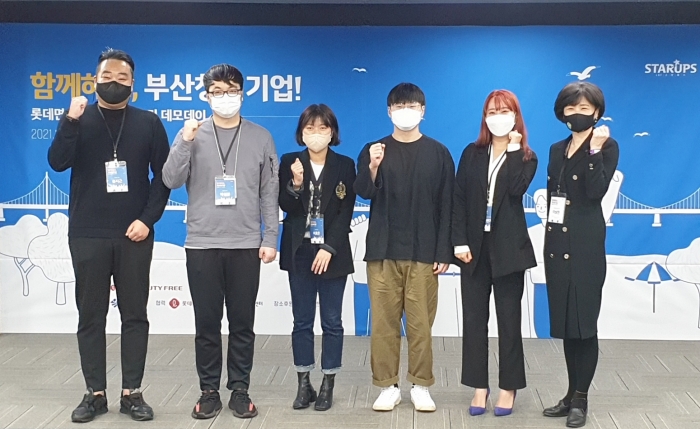 데모데이에 참여한 이상진 롯데면세점 마케팅부문장(사진 오른쪽)과 청년기업 대표 및 관계자들 모습. 사진=롯데면세점 제공