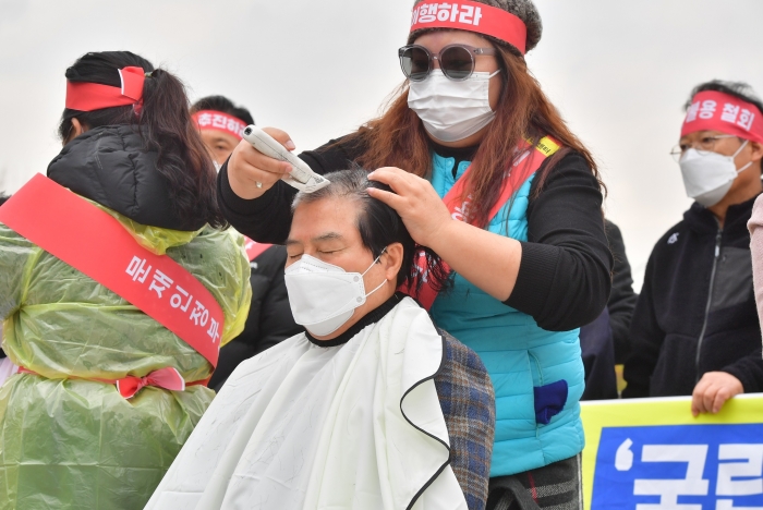 장성군민 30여 명이 24일 청와대 앞에서 국립심뇌혈관센터 설립을 촉구하는 궐기대회를 벌였다. 삭발을 감행한 유두석 장성군수