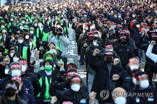 27일 오후 서울 여의도역 인근에서 공공운수노조 총궐기 대회가 열리고 있다. 사진=연합뉴스 제공