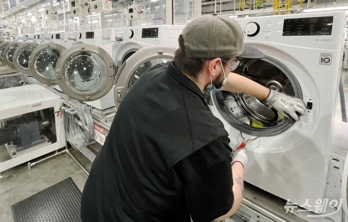 LG전자 직원이 현지시간 26일 미국 테네시주 클락스빅(Clarksville)에 있는 세탁기 라인에서 드럼 세탁기 생산에 분주하다. 사진=LG전자 제공