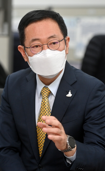 29일 박남춘 인천시장이 시청 기자실에서 2025년 건설폐기물 수도권매립지 반입 금지와 관련한 기자간담회를 하고 있다.