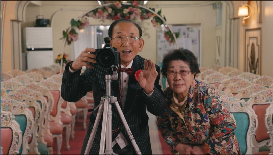 지난 54년간 경제적 형편이 어려운 부부 1만4000쌍의 무료 결혼식을 지원한 경남 마산 신신예식장 대표 백낙삼(89)씨 부부가 사진을 촬영하고 있다. 사진=LG그룹