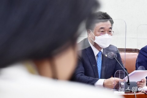 윤호중 “尹 앞에 검찰 칼날 ‘녹슨 헌칼’···김건희 서면조사도 안 해”