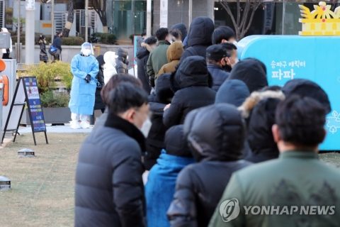 신규확진 5천명대·위중증 700명대 급증···“추가 방역조치 논의”