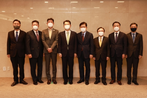 PF 대출 규제 완화 꺼낸 정은보···저축은행 업권 내엔 차등 감독 도입