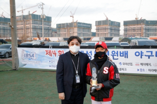 국제성모병원 원목차장 이진원 신부(왼쪽)가 우승팀인 상인천초 학생과 기념촬영을 하고 있다.