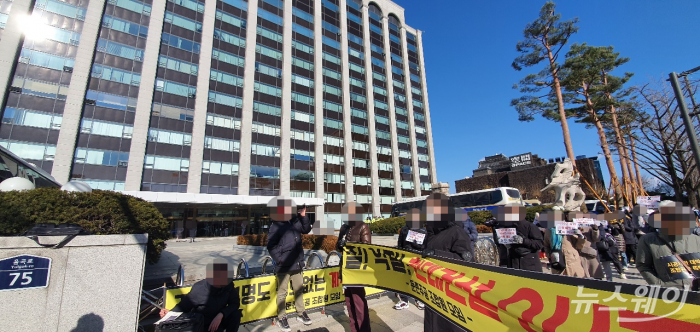 1일 둔촌주공 재건축 조합원들은 서울 종로구 현대건설 계동사옥 앞에 모여 항의 집회를 열었다. 사진 = 김소윤 기자