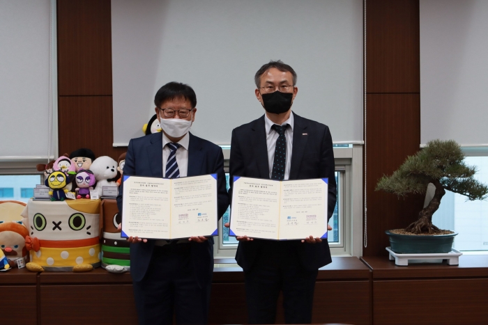 사학연금 류춘열 상임감사(왼쪽)는 지난 달 30일 콘진원 본사에서 박지수 콘진원 상임감사와 업무협약(MOU)을 체결했다