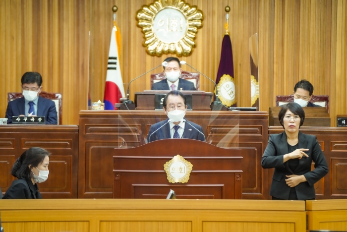 김종식 목포시장이 2일 열린 제370회 목포시의회 제2차 정례회에 올해 주요 성과와 내년도 시정 운영 방향을 제시하고 있다.