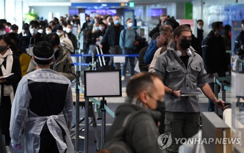 거리두기 4단계 준하는 조치 내일 발표···“집합금지도 검토중”
