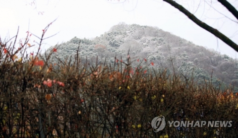 전국 곳곳 비 또는 눈···낮부터 기온 올라