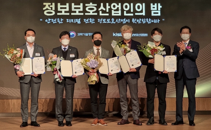 시상식에 참석한 이주환 하나은행 정보보호본부 상무(왼쪽 첫번째), 조경식 과기정통부 제2차관(오른쪽 첫번째)는 수상자들과 함께 기념촬영을 하고 있다. 사진=하나은행 제공