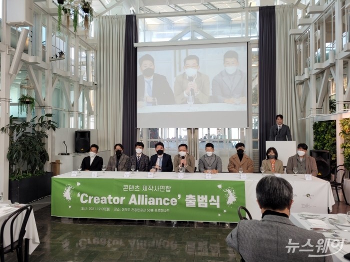 김세영(왼쪽 네번째) 초록뱀미디어 경영기획전략본부장은 6일 오전 서울 전경련회관에서 열린 ‘크리에이터 얼라이언스 출범식’에 참석해 질의에 답변하고 있다. 사진=박경보 기자