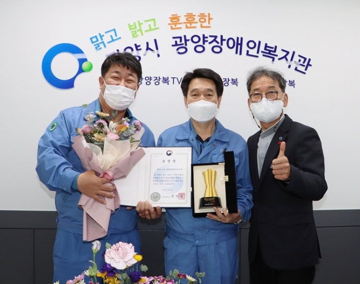 광양제철소 희망의 뿌리 봉사단이 6일 ‘2021 대한민국 나눔국민대상’에서 보건복지부 장관 표창을 수상하고 있다.