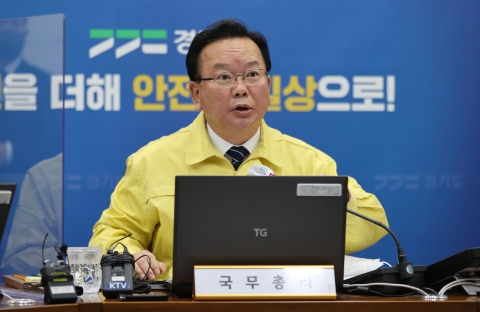 현행 거리두기 2주 연장···사적모임 4인·식당 오후 9시
