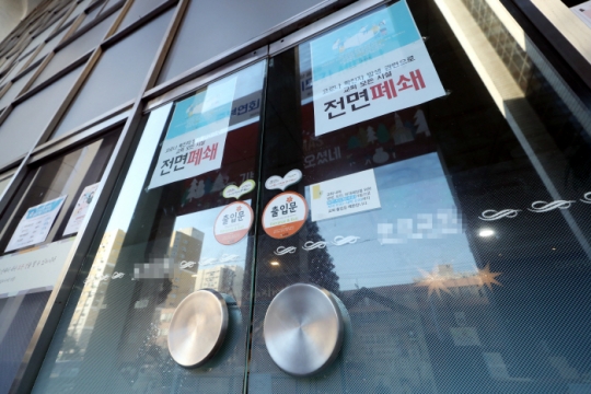 지난 3일 오미크론 변이 확산 우려가 일고 있는 인천 모 교회 출입문이 굳게 닫혀 있다.
