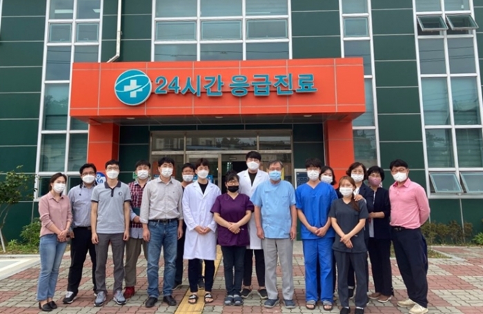 목포대학교 재난안전기술사업단 최종명 단장과 의료진이 기념촬영하고 있다.