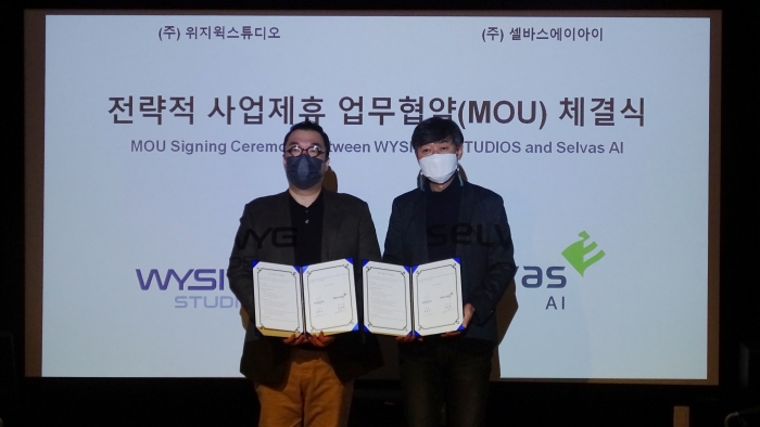 윤승현(왼쪽) 셀바스AI 부사장과 박관우 위지윅스튜디오 대표이사가 메타버스 사업 협력을 위한 업무협약(MOU)’을 체결한 뒤 기념촬영을 하고 있다. 사진=셀바스AI 제공