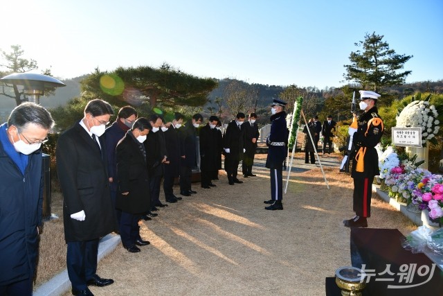 포스코, 박태준 10주기 추도···최정우 “100년 기업 우뚝서겠다”