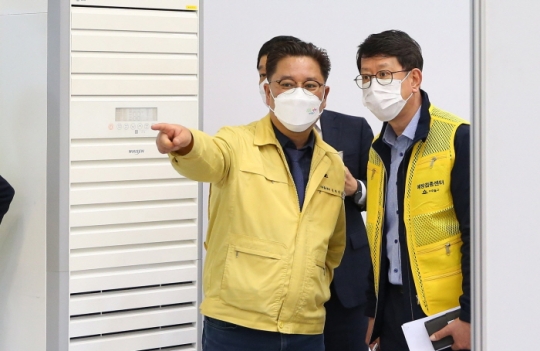 김정식 인천 미추홀구청장(왼쪽)이 오는 14일부터 미추홀구보건소로 출근해 코로나19 방역 대응에 직접 나서기로 했다.
