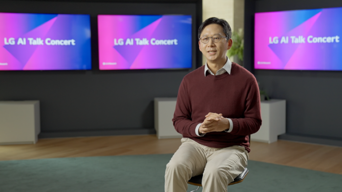 LG AI연구원 배경훈 원장이 14일 연구원 설립 1주년을 맞아 온라인으로 진행된 'LG AI 토크콘서트'에서 초거대 AI '엑사원(EXAONE)'을 소개하고 있다. 사진=LG그룹