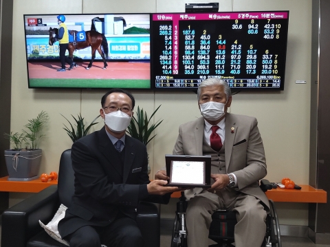 광주장애인총연합회, 한국마사회 광주지사에 감사패 전달