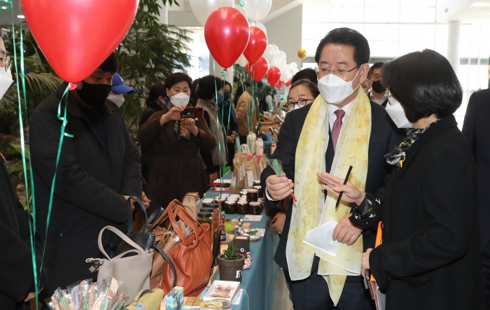 김영록 지사가 15일 도청 윤선도홀에서 열린 ‘관광두레·스타트업 깐부데이 페스타’ 행사에서 관광 로컬기업에서 생산한 전시·판매물을 둘러보고 있다. 이날 행사는 코로나19로 인한 관광객 감소로 어려움을 겪고 있는 관광두레 주민사업체와 관광신산업 창업 기업을 지원하기 위해 생산 제품을 전시·홍보하고, 지역특산품으로 만든 간식거리, 여행기념품, 수제 액세서리 등 54종의 다양한 제품 판매를 위해 마련됐다.