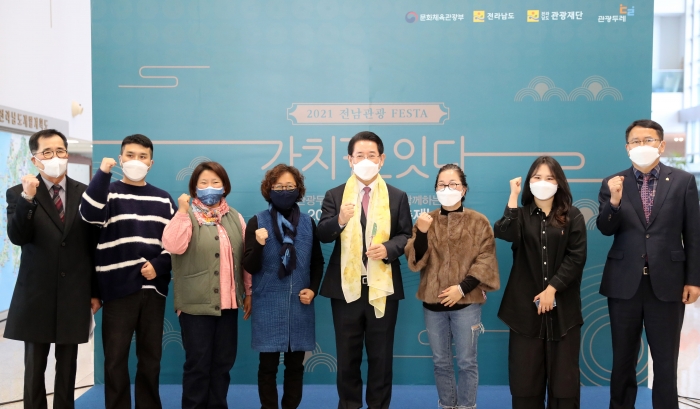 김영록 도지사가 15일 도청 윤선도홀에서 열린 ‘관광두레·스타트업 깐부데이 페스타’ 행사에서 관광 로컬기업 대표들과 기념촬영을 하고 있다.