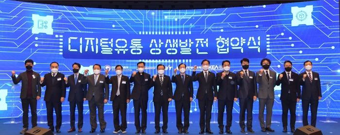 15일 서울 중구 대한상공회의소 국제회의장에서 열린 디지털유통 상생발전 협약식에서 박진규 산업통상자원부 1차관(오른쪽 6번째)과 전경수 쿠팡 서비스정책실 전무(오른쪽 네번째) 등 관계자들이 기념촬영을 하고 있다. 사진=쿠팡 제공