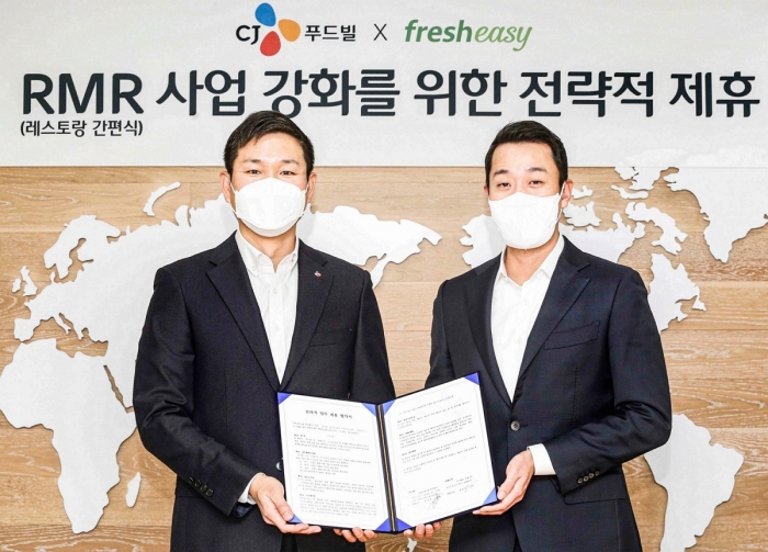 15일 오전 서울 중구 CJ푸드빌 사옥에서 김찬호 CJ푸드빌 대표이사(좌)와 정중교 프레시지 공동대표이사(우)가 업무 협약을 맺고 기념 사진을 촬영하고 있다. 사진=CJ푸드빌 제공