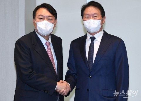 尹·최태원 만났다···&quot;민관이 부산 엑스포 앞장&quot;