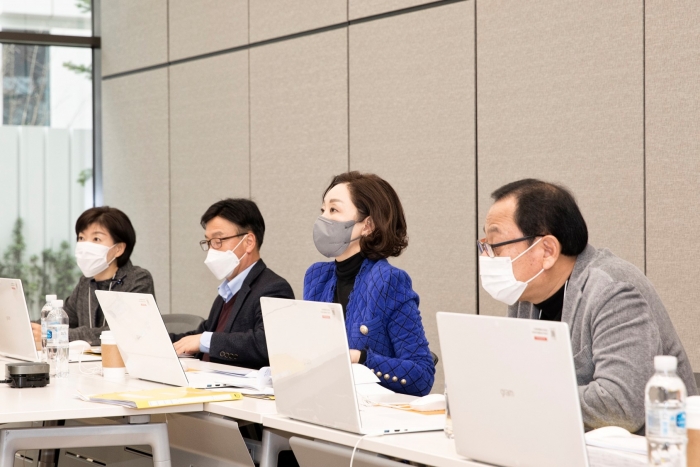 구지은 아워홈 부회장(좌측에서 세번째)이 신입사원 최종면접을 진행하고 있다. 사진=아워홈 제공