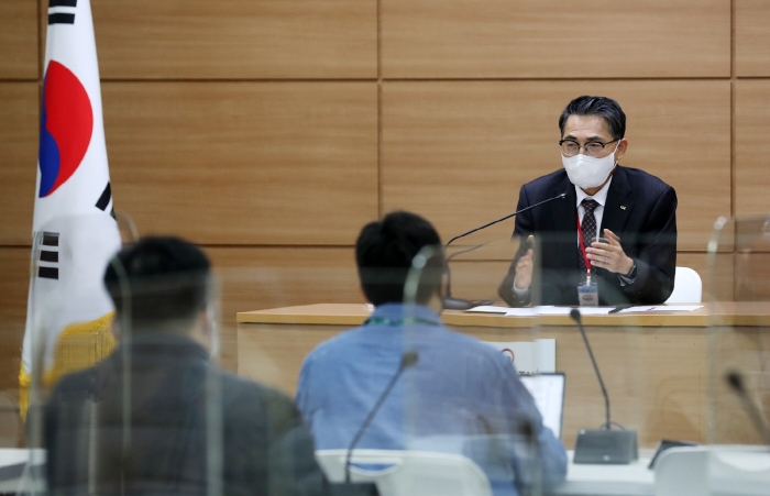 LX공사 김정렬 사장이 16일 국토교통부 브리핑룸에서 간담회를 갖고 핵심 사업에 관한 이야기를 하고 있다.