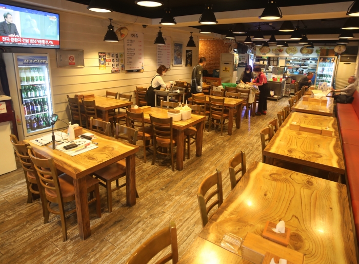 16일 오후 서울 서초구 한 음식점 직원들이 저녁 영업을 준비하고 있다. 정부는 오는 18일부터 내년 1월 2일까지 전국의 사적모임 인원을 4인으로 제한하는 등 방역수칙을 강화하기로 했다. 사진=연합뉴스 제공
