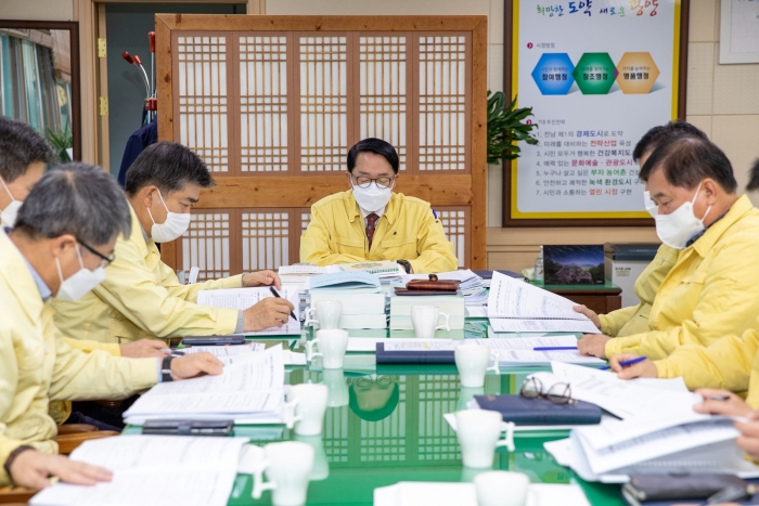 김경호 광양부시장이 16일 부시장실에서 국·소장 등 간부 공무원이 참석한 가운데 간부회의를 개최하고 있다.