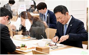 박남춘 인천시장이 시청 구내식당을 이용하고 있다. 사진=인천시
