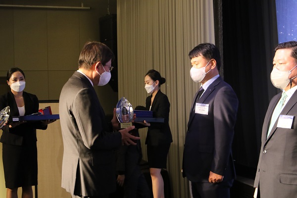 박형준 부산시장이 SNT모티브 김형철 대표이사(오른쪽 두번째)에게 부산수출대상을 수여하고 있는 모습. 사진=SNT모티브 제공