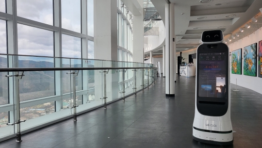 LG전자의 안내로봇 ‘LG 클로이 가이드봇’이 부산 최고층 건물인 엘시티 전망대 ‘부산엑스더스카이(BUSAN X the SKY)’에서 관람객들을 맞이하고 있다. 사진=LG전자